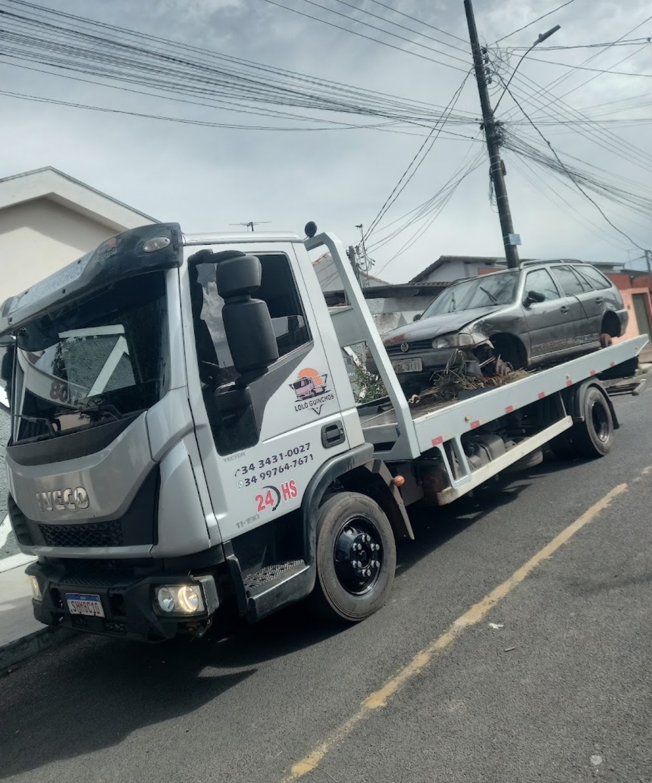 Guincho plataforma Loló transportando um veículo